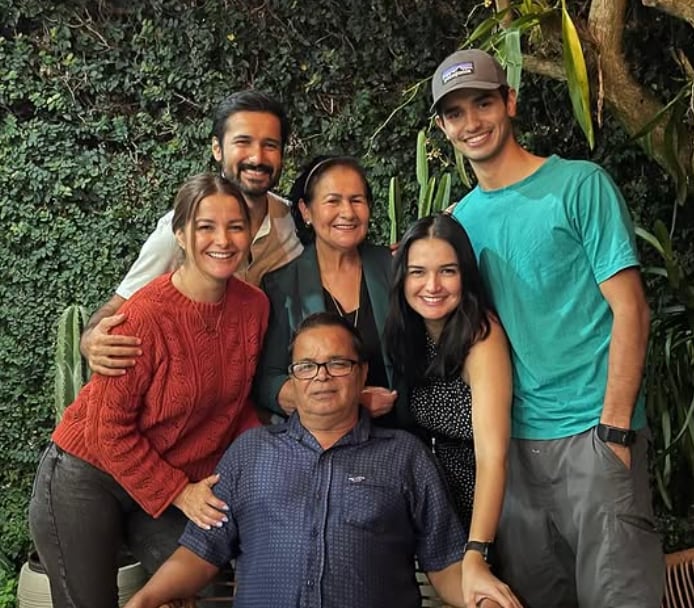 Shirley y Natalia Álvarez con su papá don José Enrique Álvarez, fallecido el 9 de mayo.