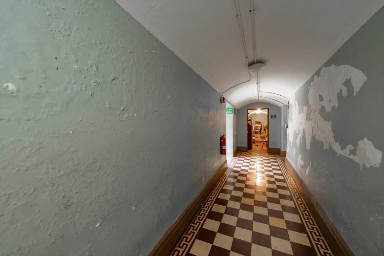 El edificio del Colegio Superior de Señoritas está muy enfermo, de hecho, está considerado como un enfermo crónico debido a filtración de la humedad que por años afecta la salud de sus paredes. Es por eso que el Centro de Patrimonio Cultural le mete mano con una profunda restauración