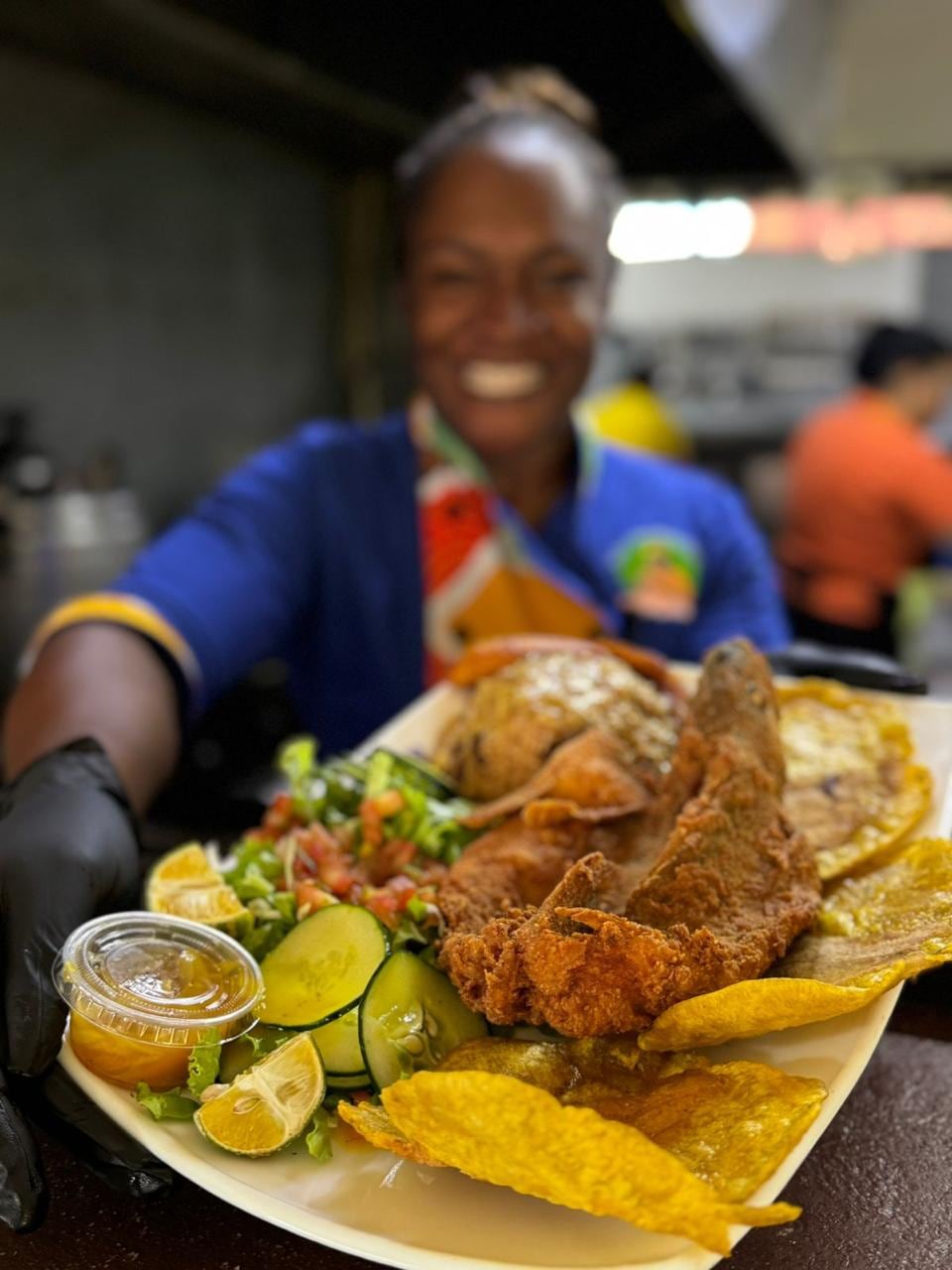 En San Joaquín de Flores, Heredia, hay un plato que está causando sensación y dejando a todo el mundo con la boca abierta. Se trata del Chifriraice, una delicia nacida en Comidas Caribeñas Doña Mildred’s, el restaurante de Mildred Ivonne Blackwood Belgrave y su familia.