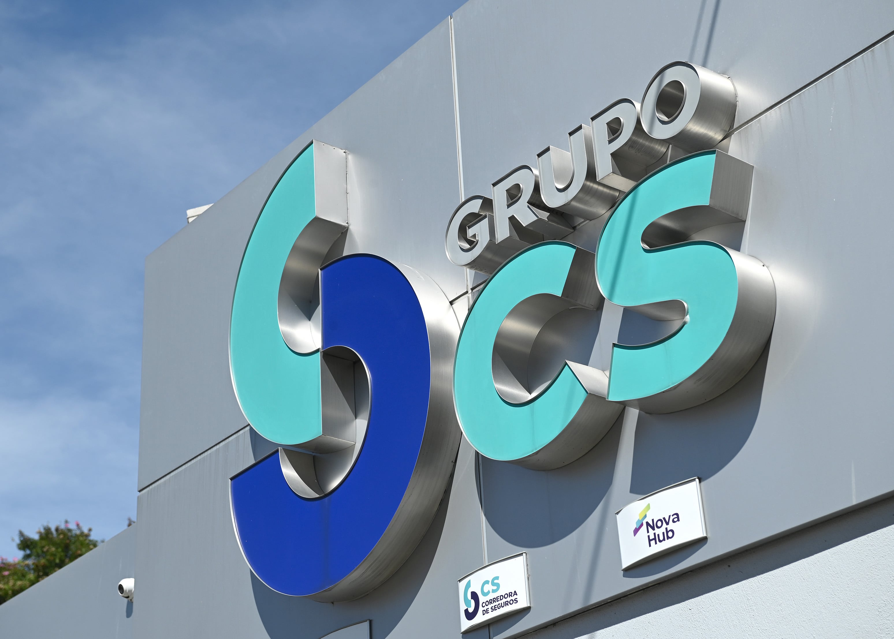 Letrero del Grupo CS en la fachada de una sucursal de la cooperativa Coopeservidores en Costa Rica. La entidad financiera enfrentó dificultades financieras.