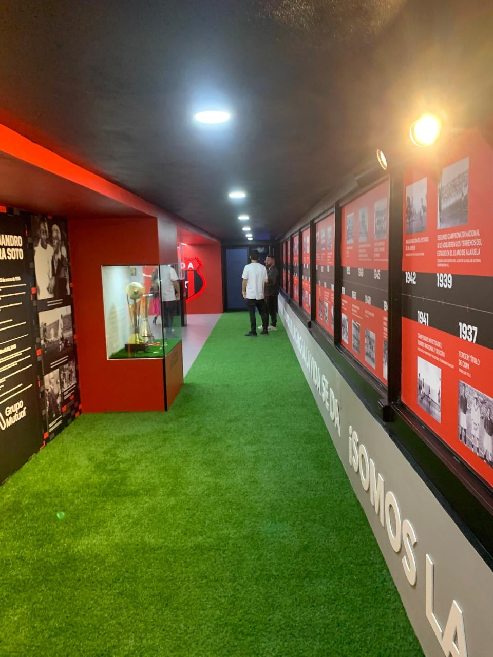 Hansel Jarquín donó todas las fotografías para el Salón París en el estadio Alejandro Morera Soto de Alajuelense.