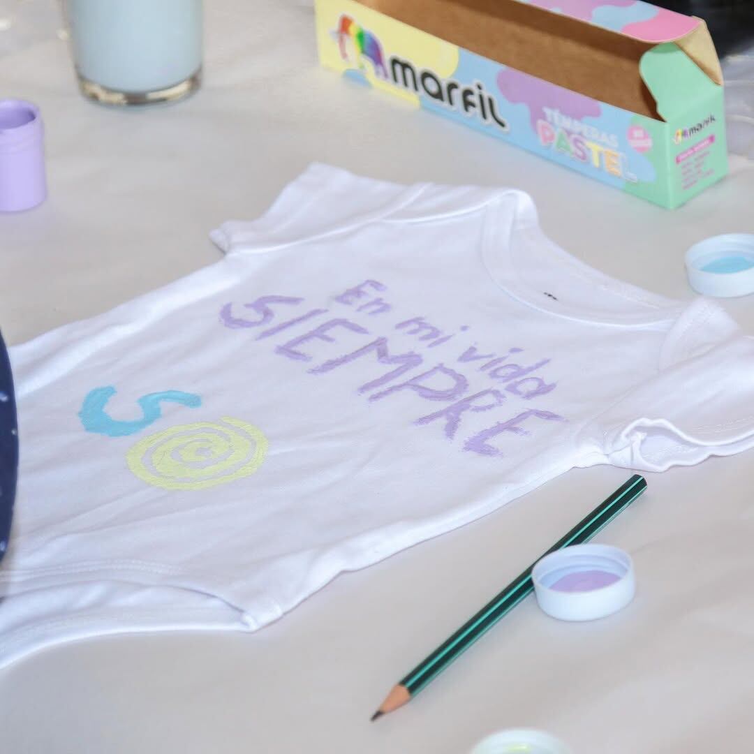 Jorge Martínez y Laura Brenes en el baby shower de su hija Sol.