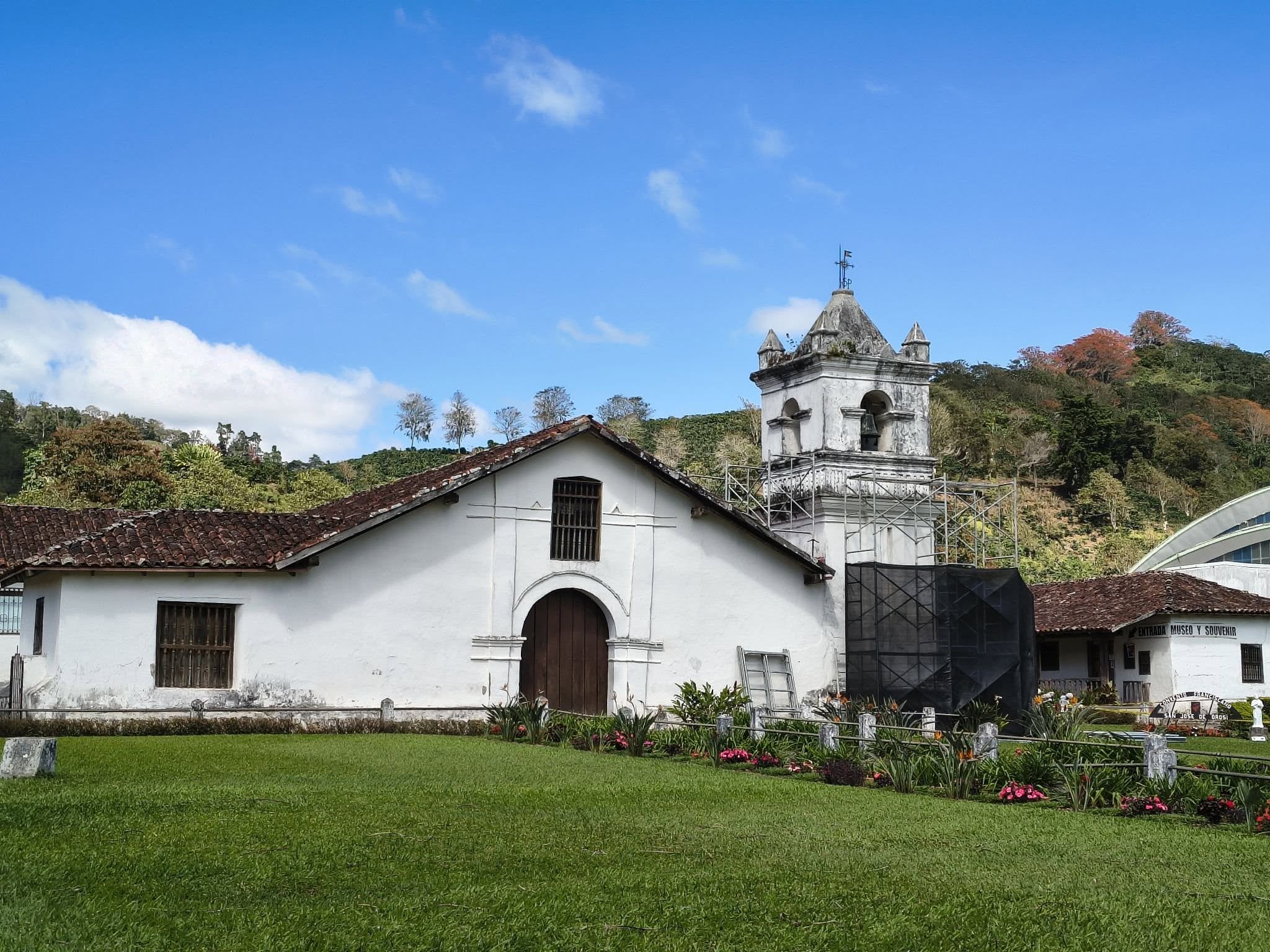 लुईस अलेजांद्रो चावेरी चावेझ, 30 वर्षांचे आणि ओरोसी डी कार्टागोचे रहिवासी, 22 वर्षे ओरोसी येथील वसाहती मंदिरात स्वयंसेवक मार्गदर्शक म्हणून काम करत होते आणि मंदिर नूतनीकरणासाठी बंद असल्यामुळे त्यांना आता आर्थिक गरज आहे. 25 जानेवारी 2026 रोजी चर्चला सुट्टी देण्यात आली.