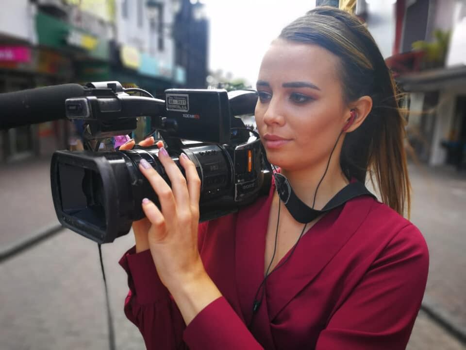 María Fernanda Quirós es una periodista herediana que tiene 33 años, vive en España desde hace cuatro años y jamás imaginó que, a 8 mil kilómetros de su natal San Antonio de Belén, viviría una experiencia que la desconectaría, realmente, del mundo entero