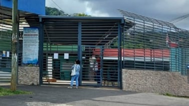 Suspenden lecciones en colegio por grave acción de una mamá