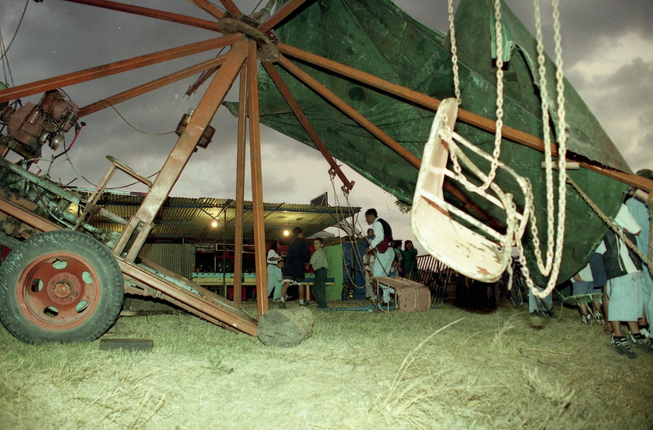 En abril de 1997 once menores de edad resultaron heridos por una falle en el juego mecánico de las sillas voladoras, esto durante un turno en San Miguel de Santo Domingo de Heredia. Foto Archivo.