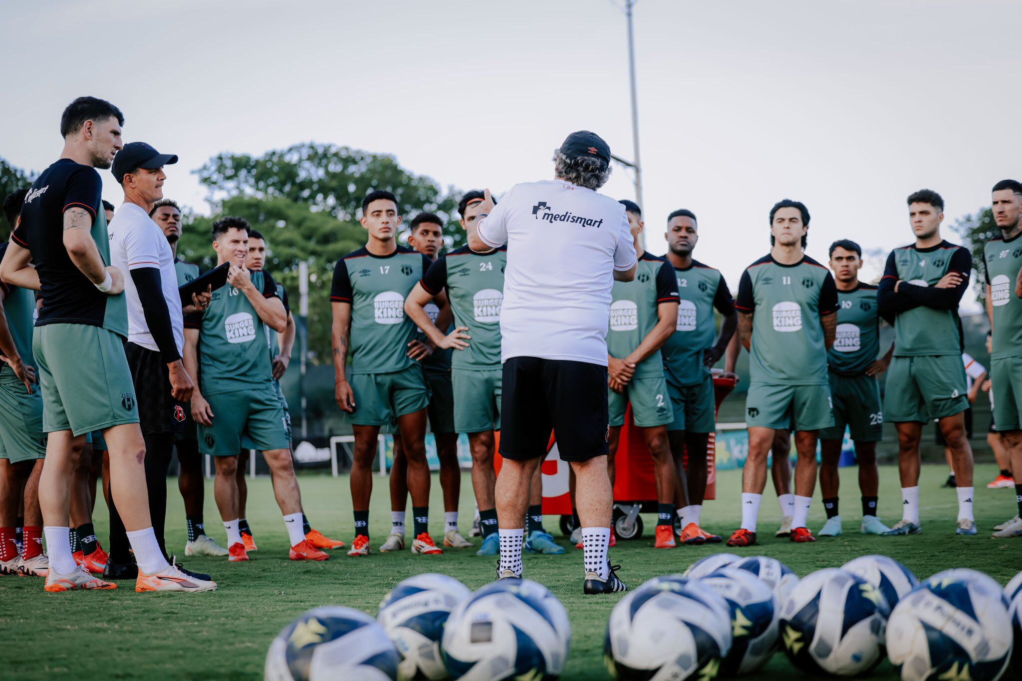 Óscar Ramírez dirigió su primer entrenamiento con Liga Deportiva Alajuelense este 18 de abril.