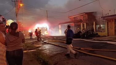Llamas destruyeron una casa y mantuvieron atrapadas a 5 personas