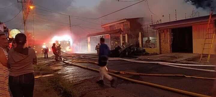 Incendio en Hatillo 4 puso en peligro la vida de cinco personas al dejarlos encerrados. Foto: Cortesía para LT