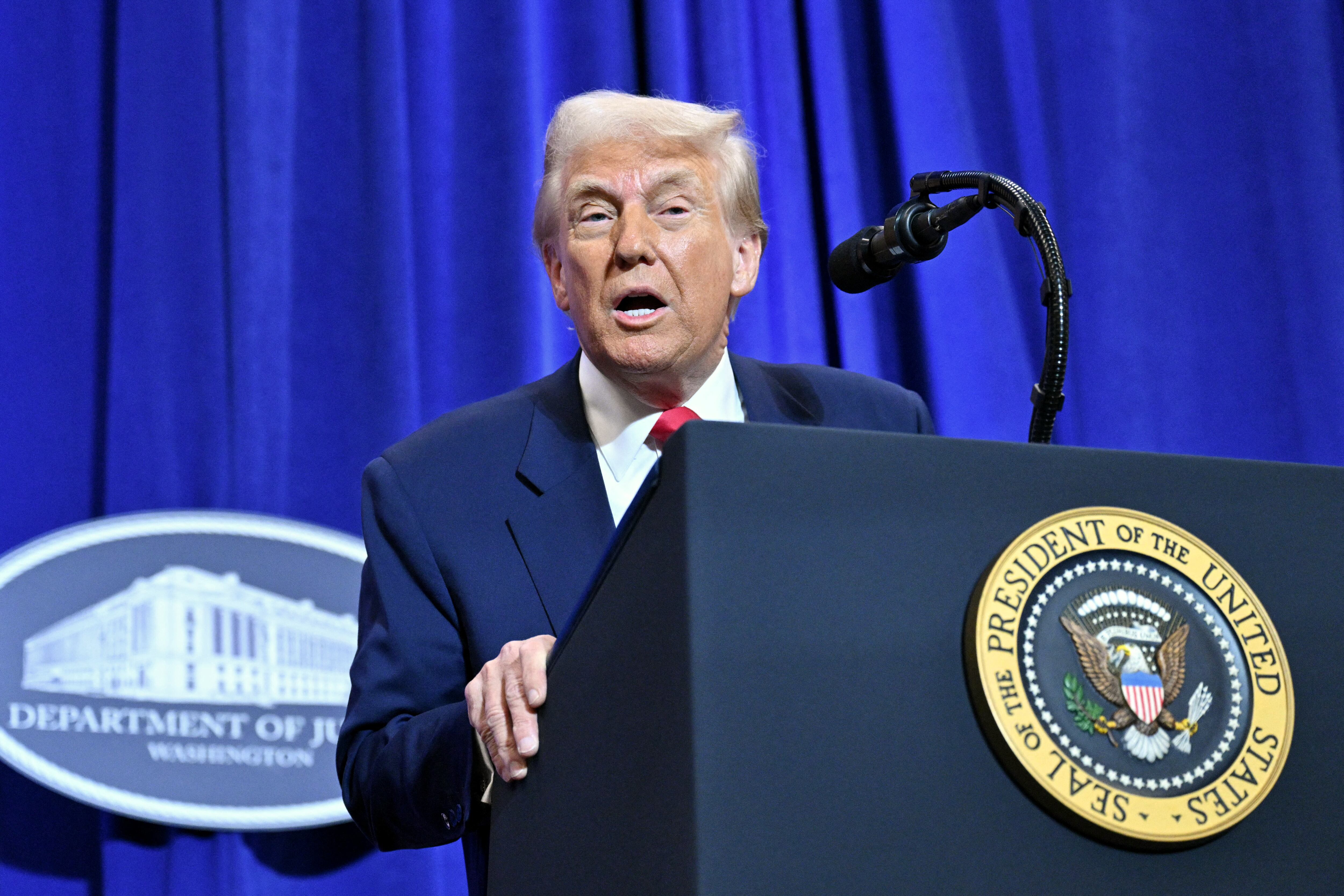 El presidente Donald Trump aseguró que la mayoría de noticias sobre él, publicadas en medios como CNN, MSNBC y periódicos son mentiras.