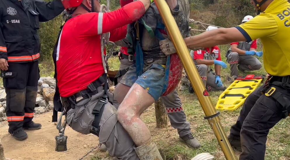 Rescate de hombres que cayeron dentro de pozo en cartago.