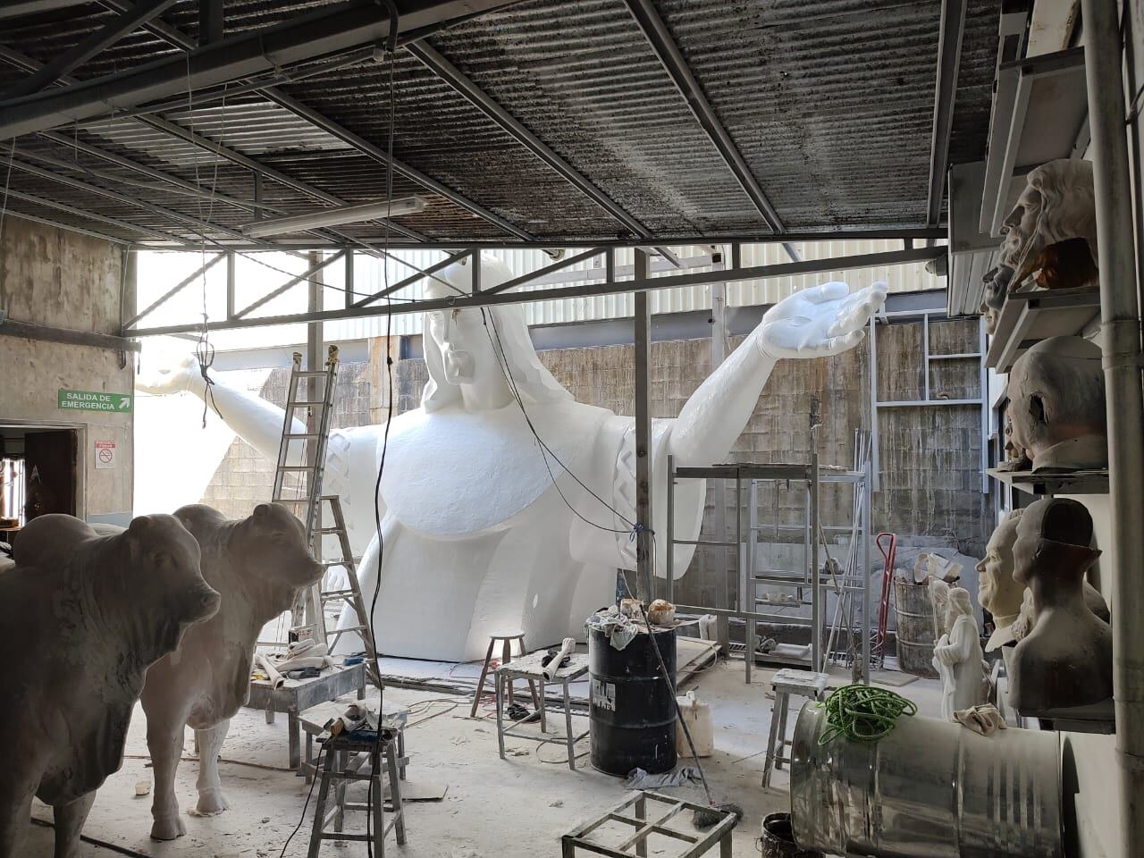 El Cristo Redentor de la Gran Nicoya por fin es una realidad que se puede ver y tocar porque esta a pocas horas de que se terminen de acomodar una sobre otra las 4 piezas que conforman la escultura de 15 metros de alto sobre el cerro La Cruz en Nicoya, Guanacaste