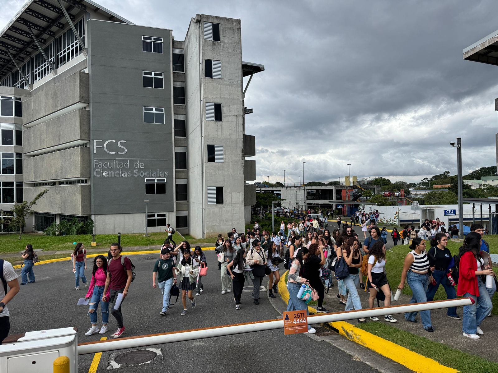 ucr evacuación amenaza atentado armado