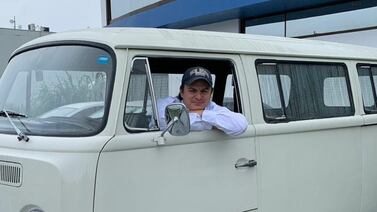Hombre compra carro de sus sueños tras insistirle por una década a antiguo dueño