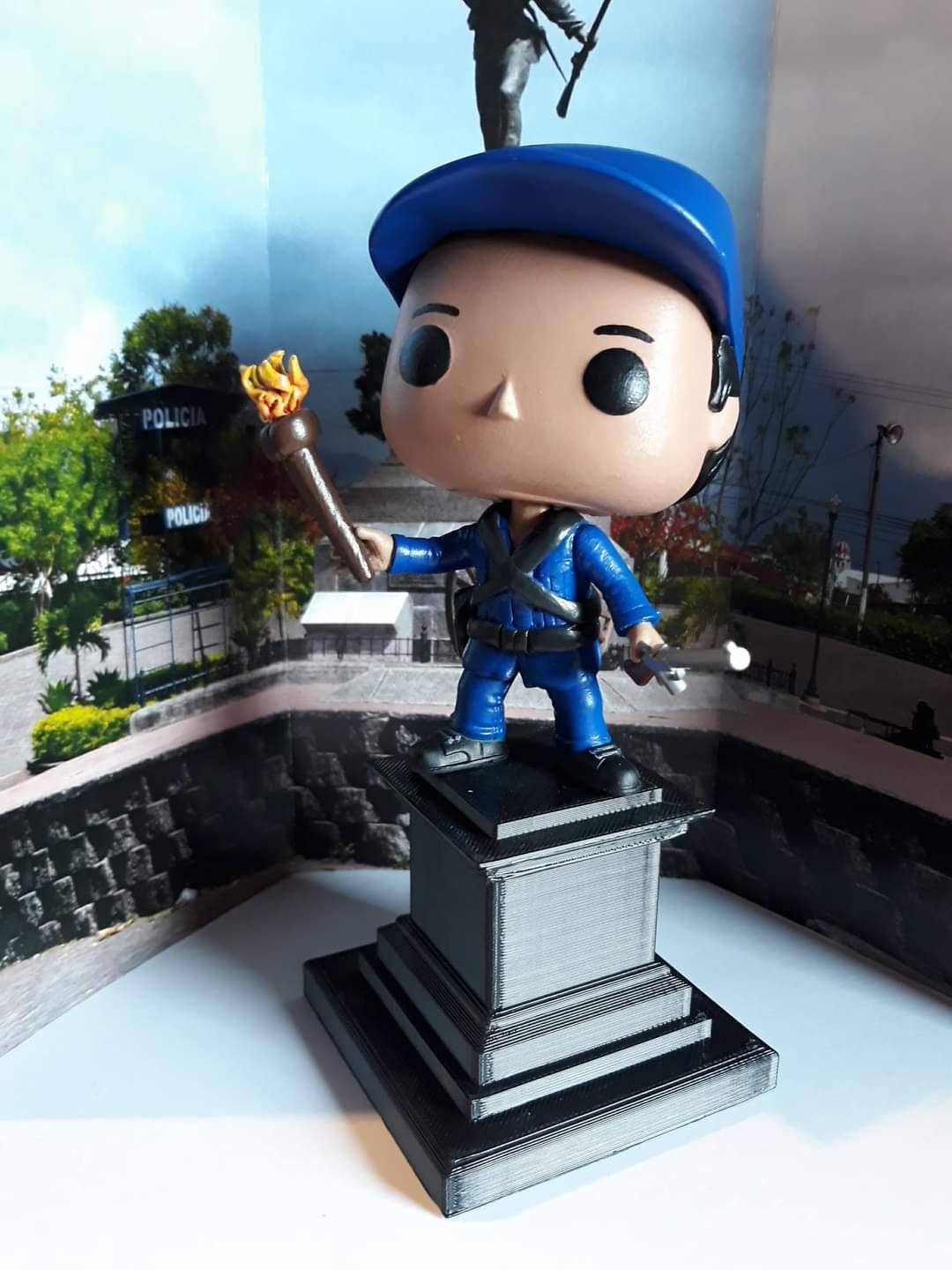 El artista costarricense, Maikol Villalta Rodríguez, un josefino de 37 años, quien trabaja creando este tipo de muñecos, también conocidos como pop, fue el encargado de convertir al tamborcillo alajuelense, 165 años después de su muerte el 11 de abril de 1856, en un muñequito coleccionable