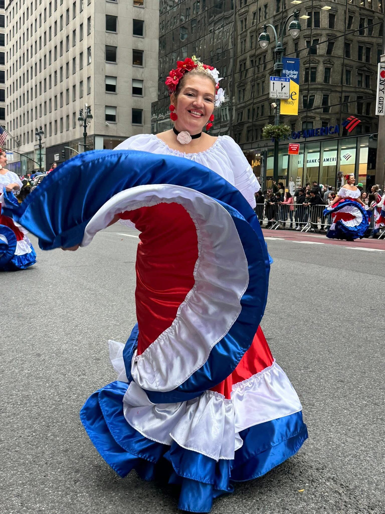 Más de 400 ticos desfilaron el 12 de octubre del 2025 en el Desfile de la Hispanidad sobe la Quinta Avenida de Nueva York.