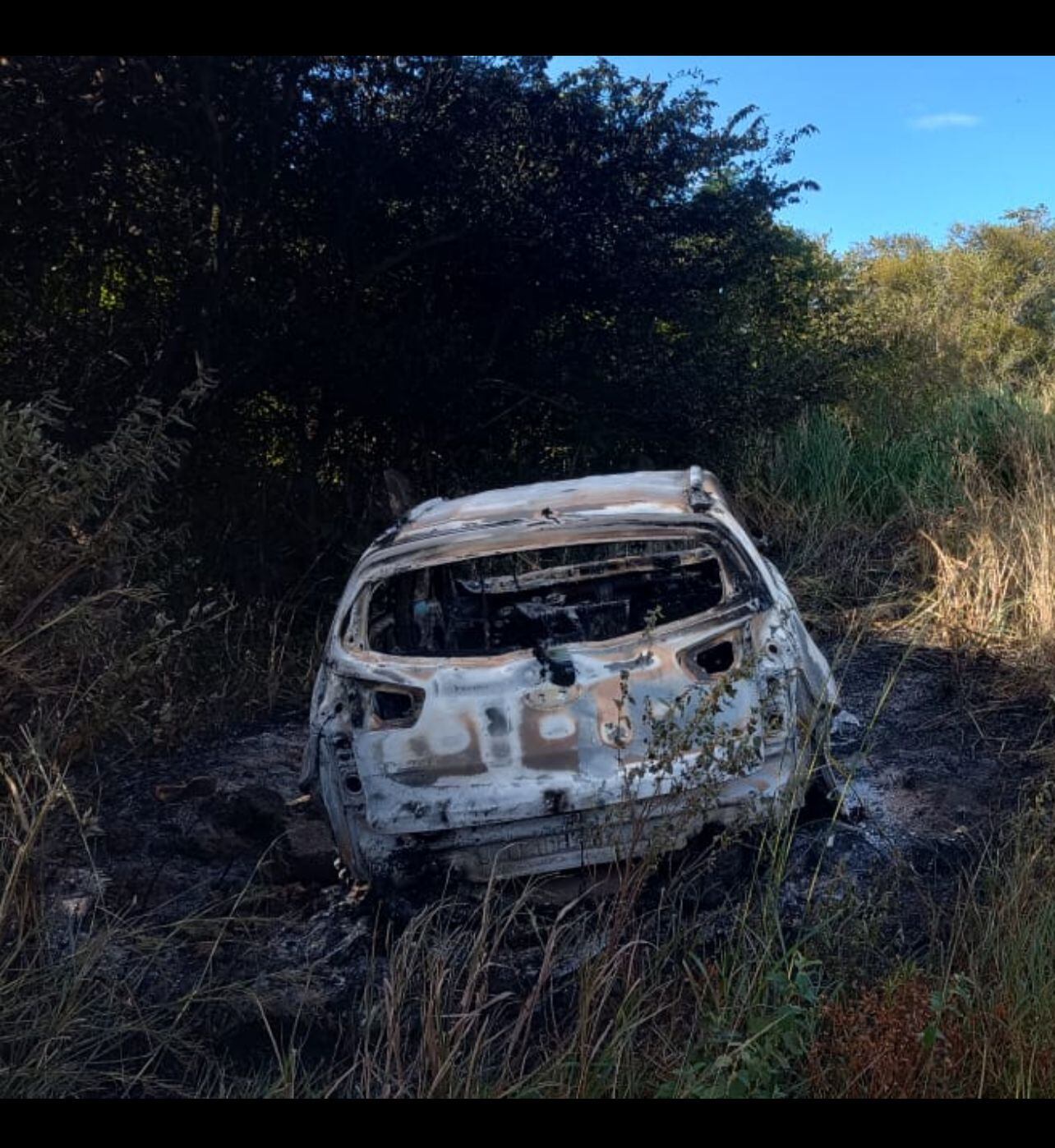 Unos 250 metros al oeste de la entrada del Quebrador en  Liberia, estaba el vehículo cuya matrícula corresponde a un Kía color bronce de un vecino de Corredores, en la zona sur del país. Foto:  Cortesía Argenis Cascate, Guana/Noticias