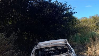 OIJ podría tardar meses en identificar los tres cuerpos carbonizados dentro de carro