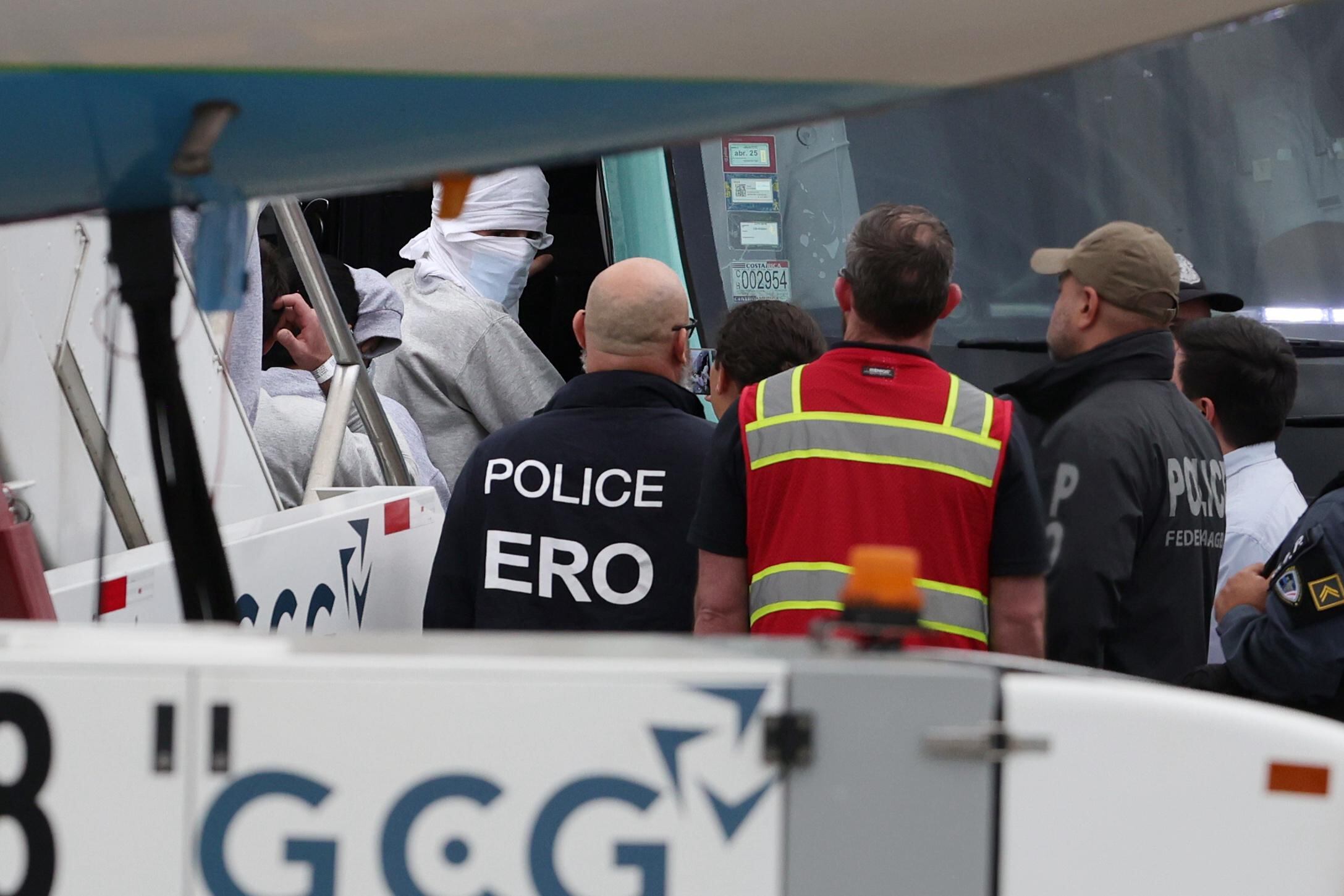 Arribo del Airbus A320 de Global X con 135 migrantes que aterrizaron a las 4:44 p.m. en el aeropuerto Juan Santamaría