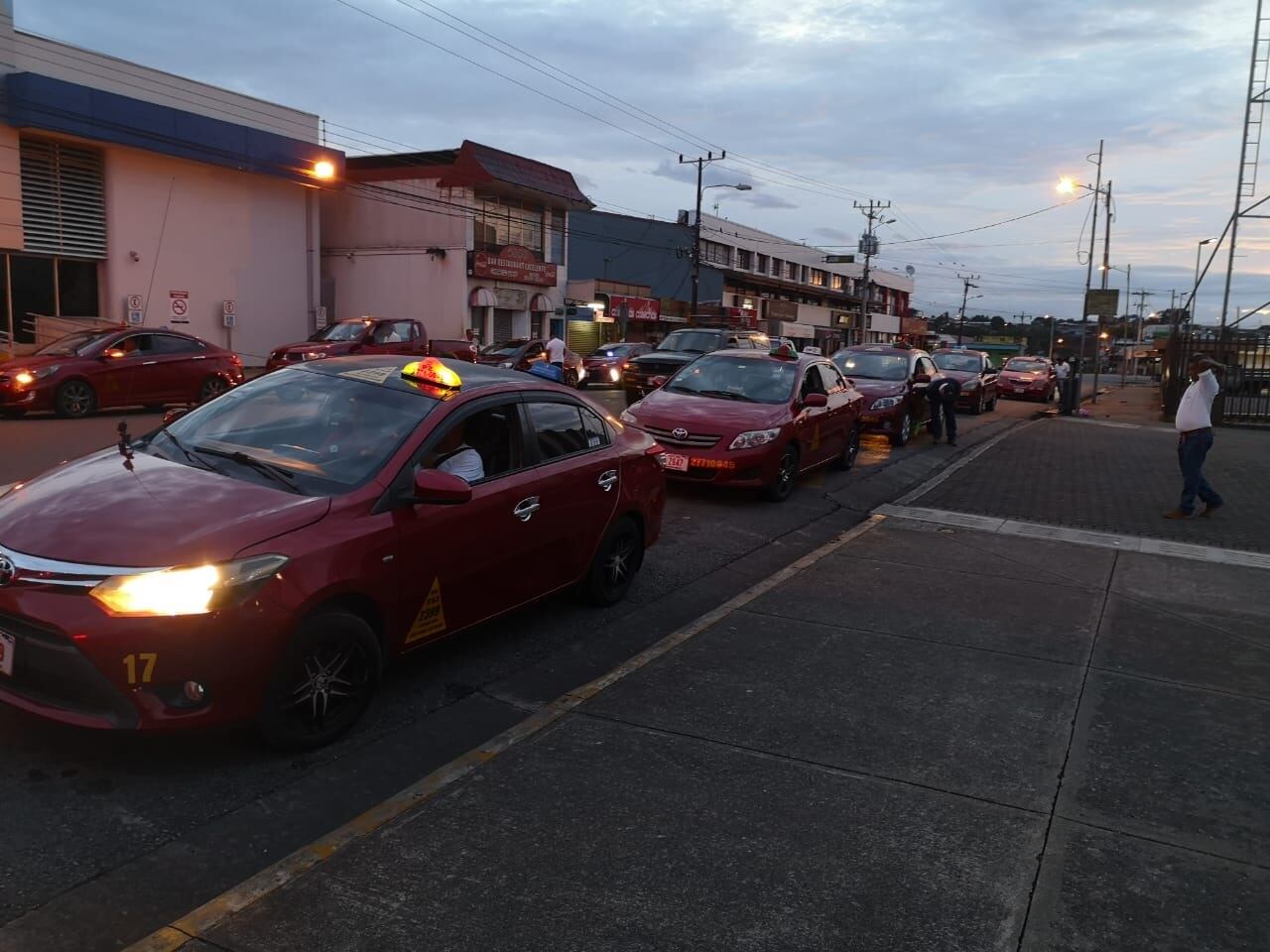 Taxistas se tiran a la calle pidiéndole al Estado 20 millones para cada uno de indemnización