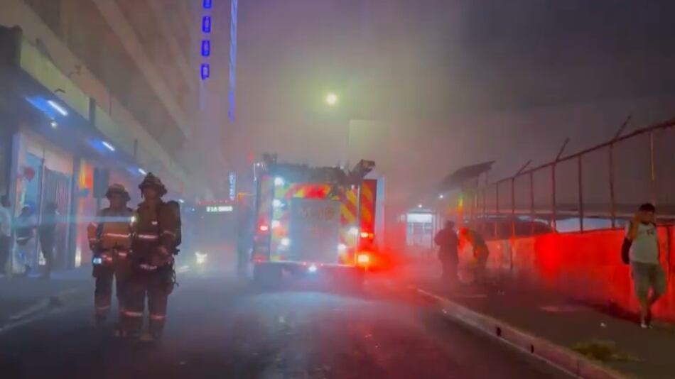 Nueve cisternas de bomberos atendieron la emergencia en el centro de la capital. Foto: Bomberos