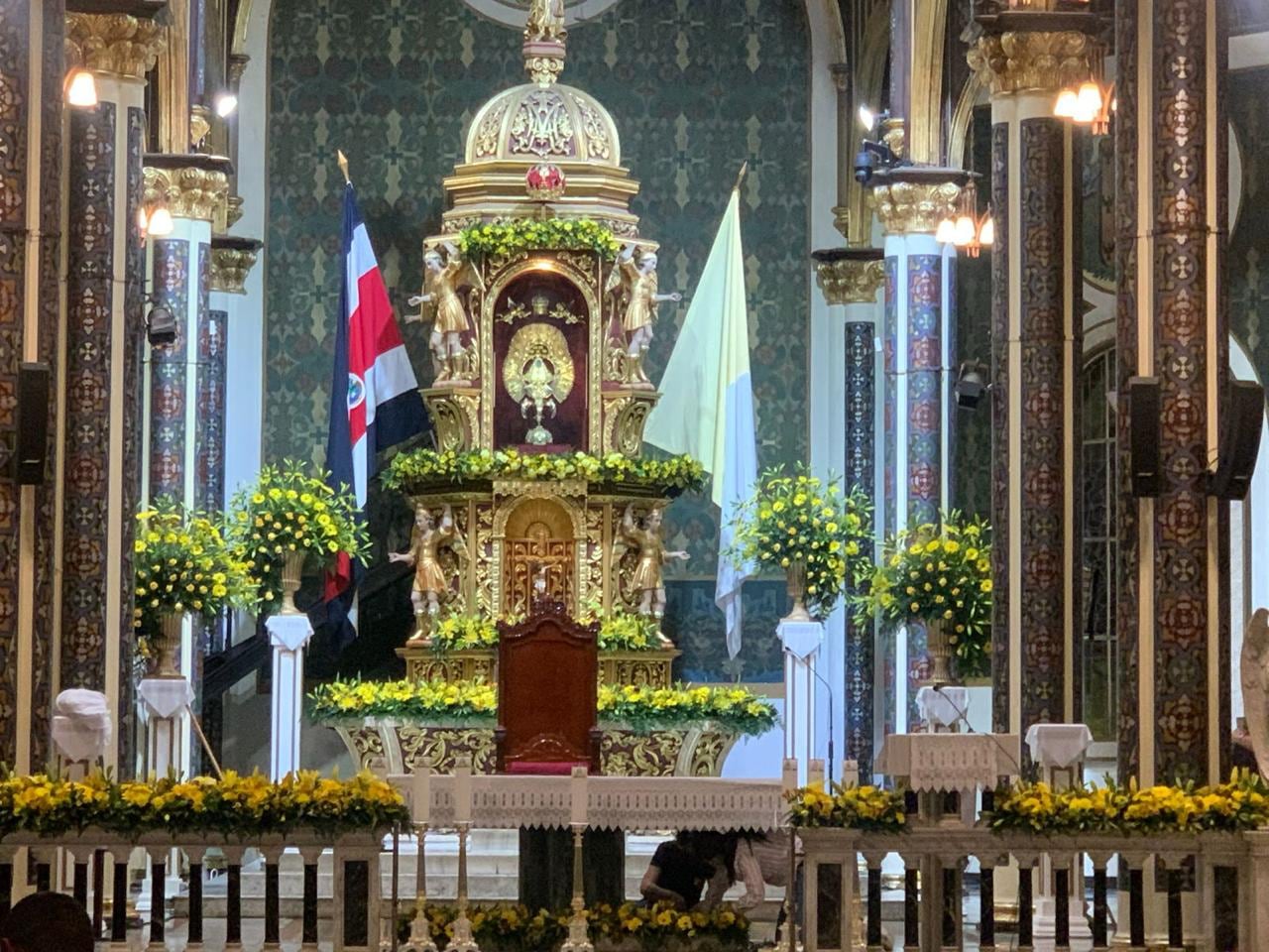 Marcela Orozco Ramírez nació y creció entre flores y fe. Es vecina de Cot de Oreamuno, Cartago, y con mucho orgullo dice que es “cholita de la pura cepa”. A sus 44 años, lleva 15 siendo la florista de la Virgen de los Ángeles, la Negrita