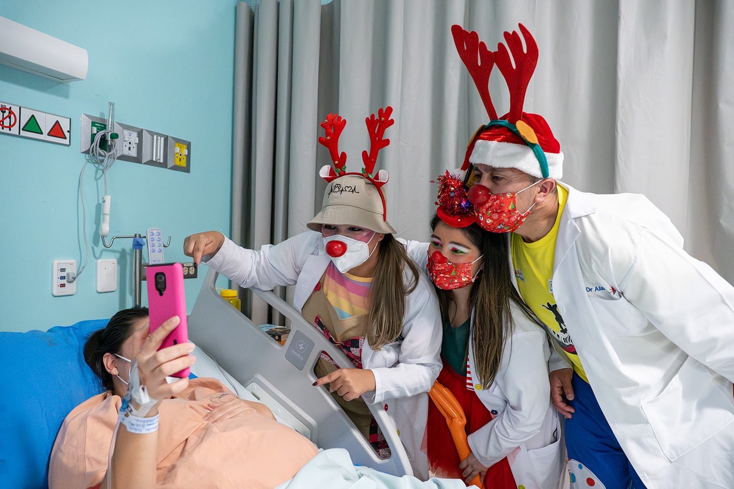 Doctores payasos curan a los pacientes de los hospitales con humor y amor