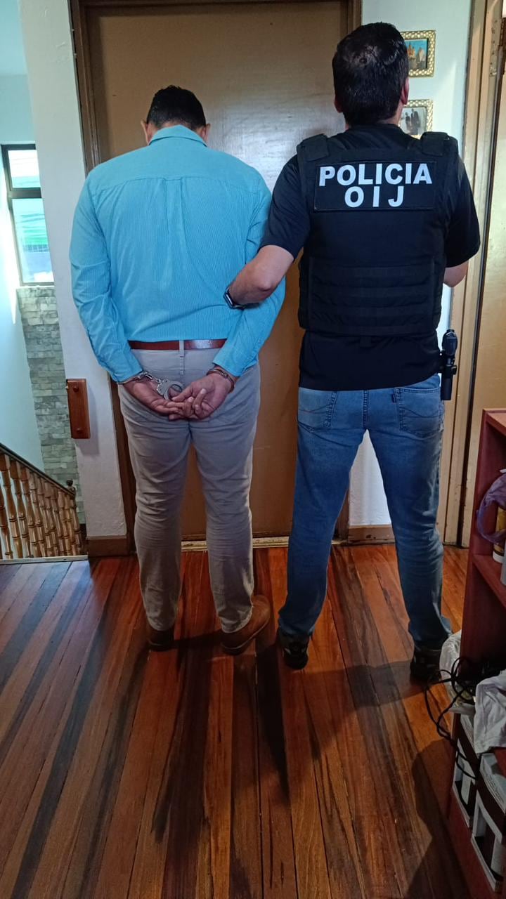 Dos abogados de apellidos Chaves Arias están entre los detenidos de una banda sospechosa de multimillonarios fraudes registrales al robar propiedades en Costa Rica. Foto: OIJ