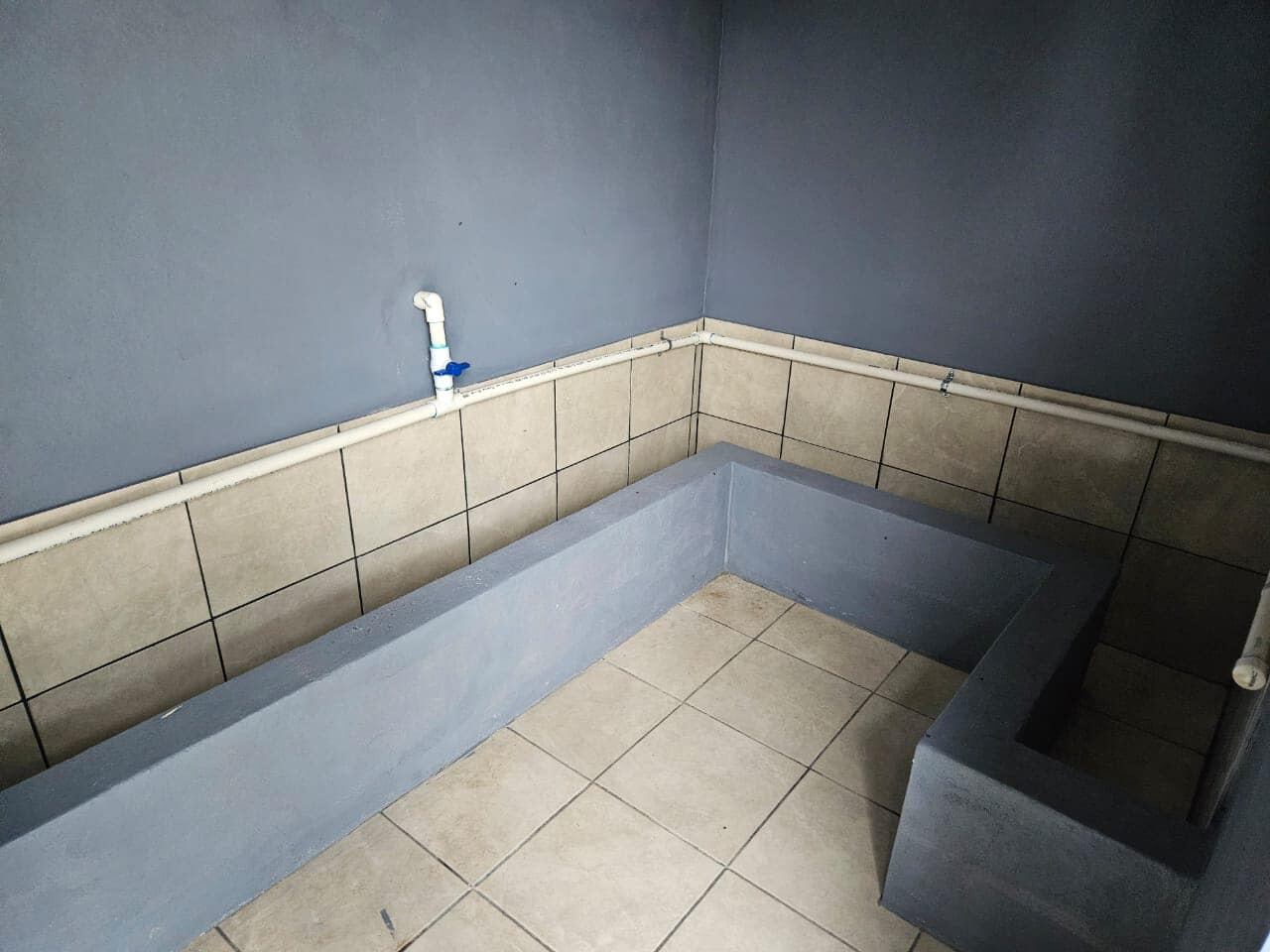 La tubería no es la mejor, pero esos baños cumplen su función.