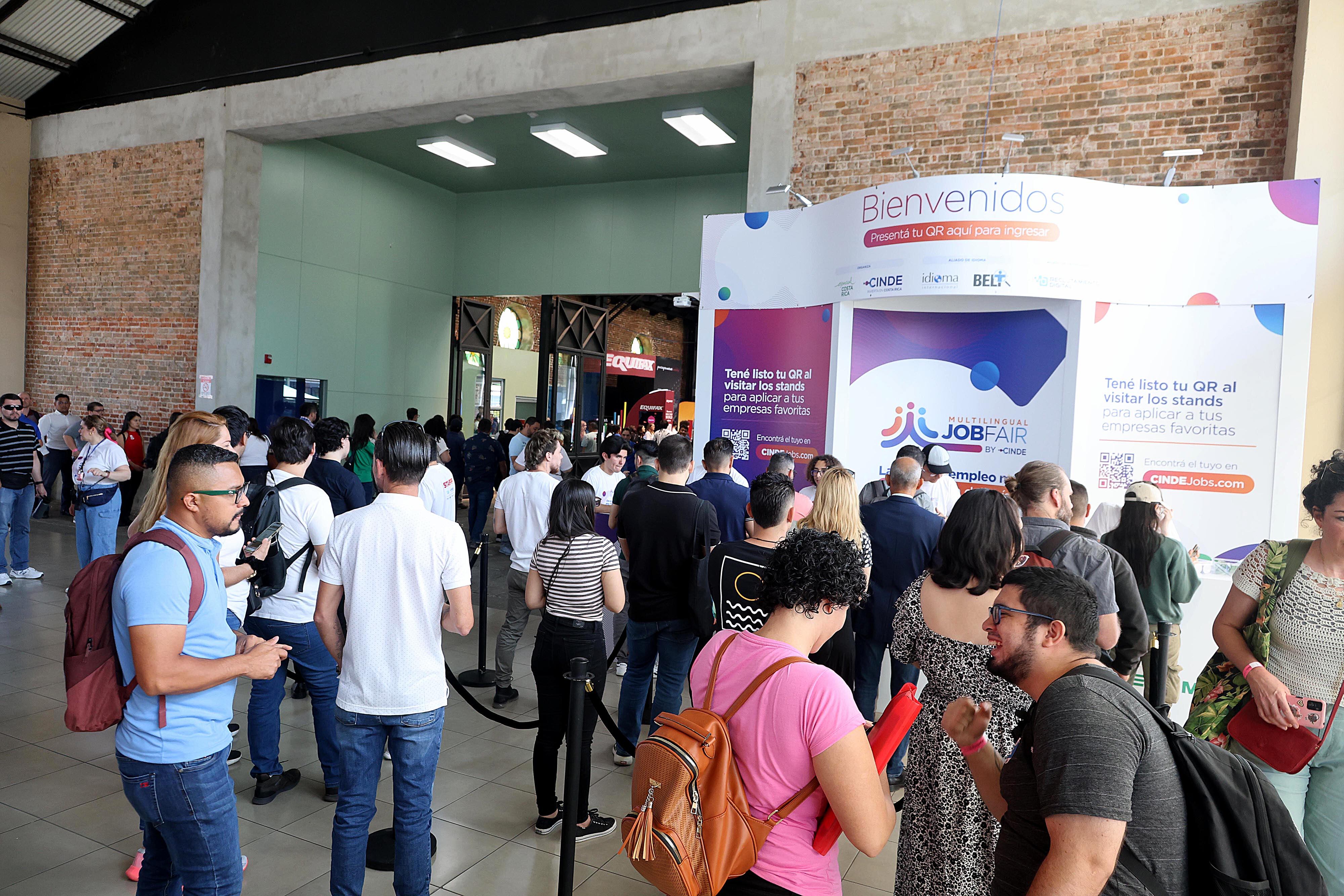 05/04/2024 Antigua Aduana, San José. Cientos de personas asistieron este viernes, desde muy temprano, a la feria de empleo multilingüe. Foto: Rafael Pacheco Granados