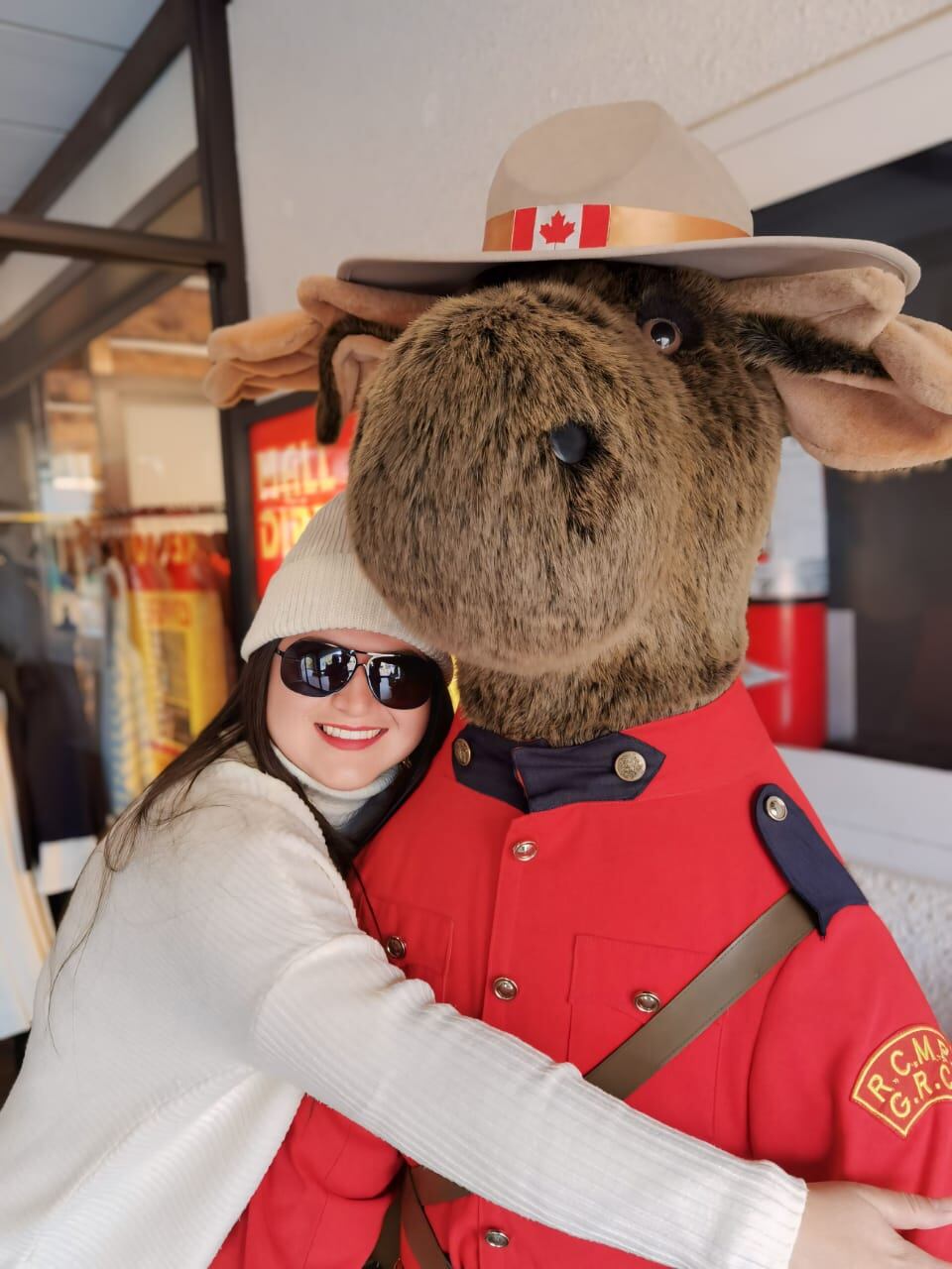 Una cartaga y un josefino, Maureen Martínez Chacón y Eduardo Castro Muñoz, alistaron sus maletas, catrinearon bien a “La Gordita”, y tomaron la decisión de viajar en carro desde San José hasta Alaska en un viaje de unos 13 mil kilómetros