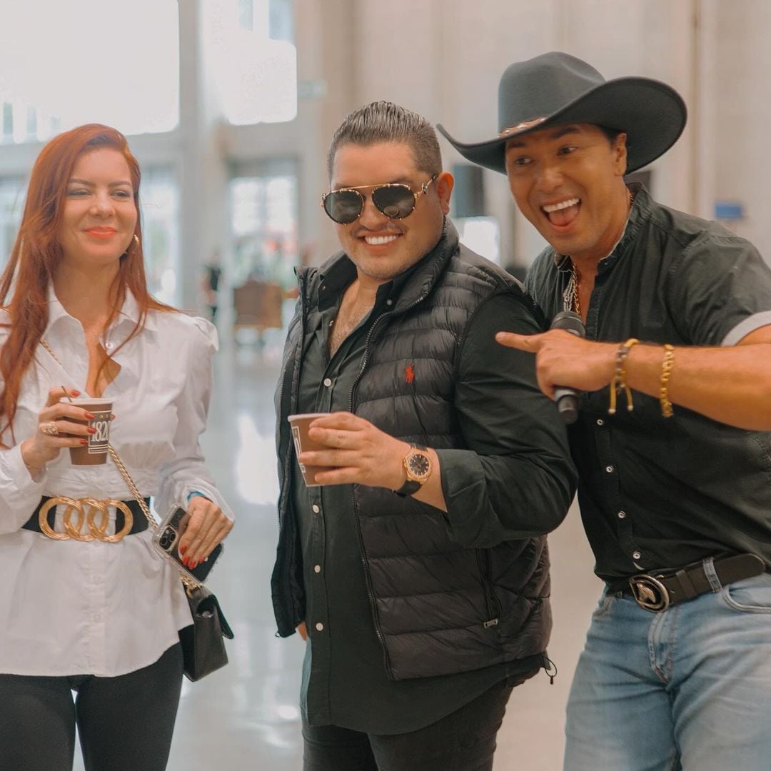 Cantante Jorge Chicas y su novia Mariana Carvajal.