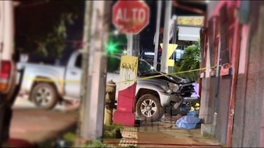 Pareja en motocicleta muere en brutal choque frente a reconocido restaurante de comida rápida en Alajuela