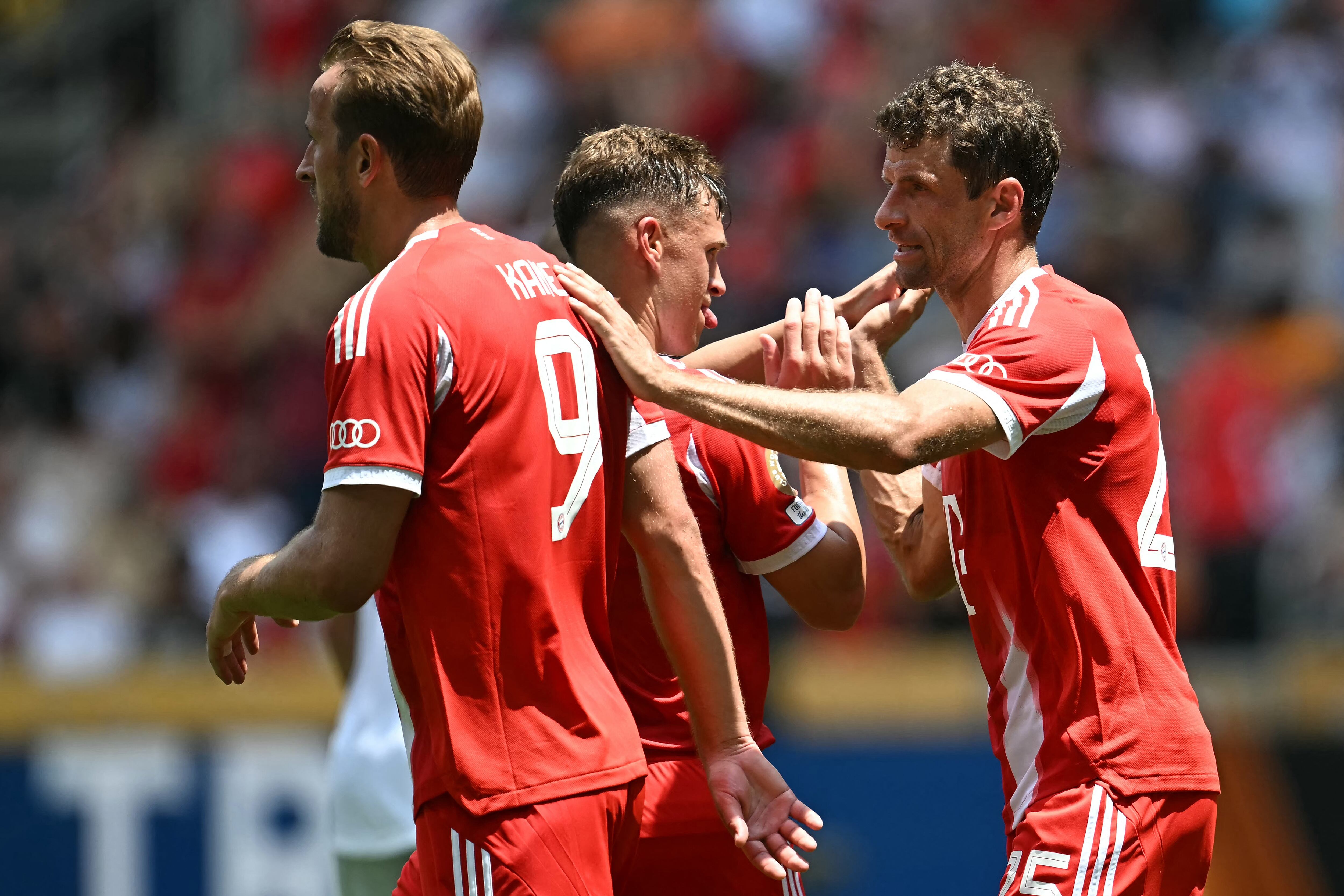 Thomas Mueller celebra con sus compañeros del Bayern Múnich uno de los goles ante el débil Auckland City por el Mundial de Clubes.