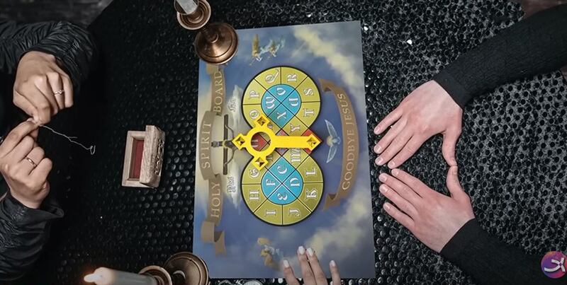 . Amazon tiene a la venta, en unos 17 mil colones (32 mil colones puesta ya en Tiquicia), un particular juego de mesa, la “Ouija Cristiana” y el mismo juego explica que es para “comunicarse directamente con Jesucristo”