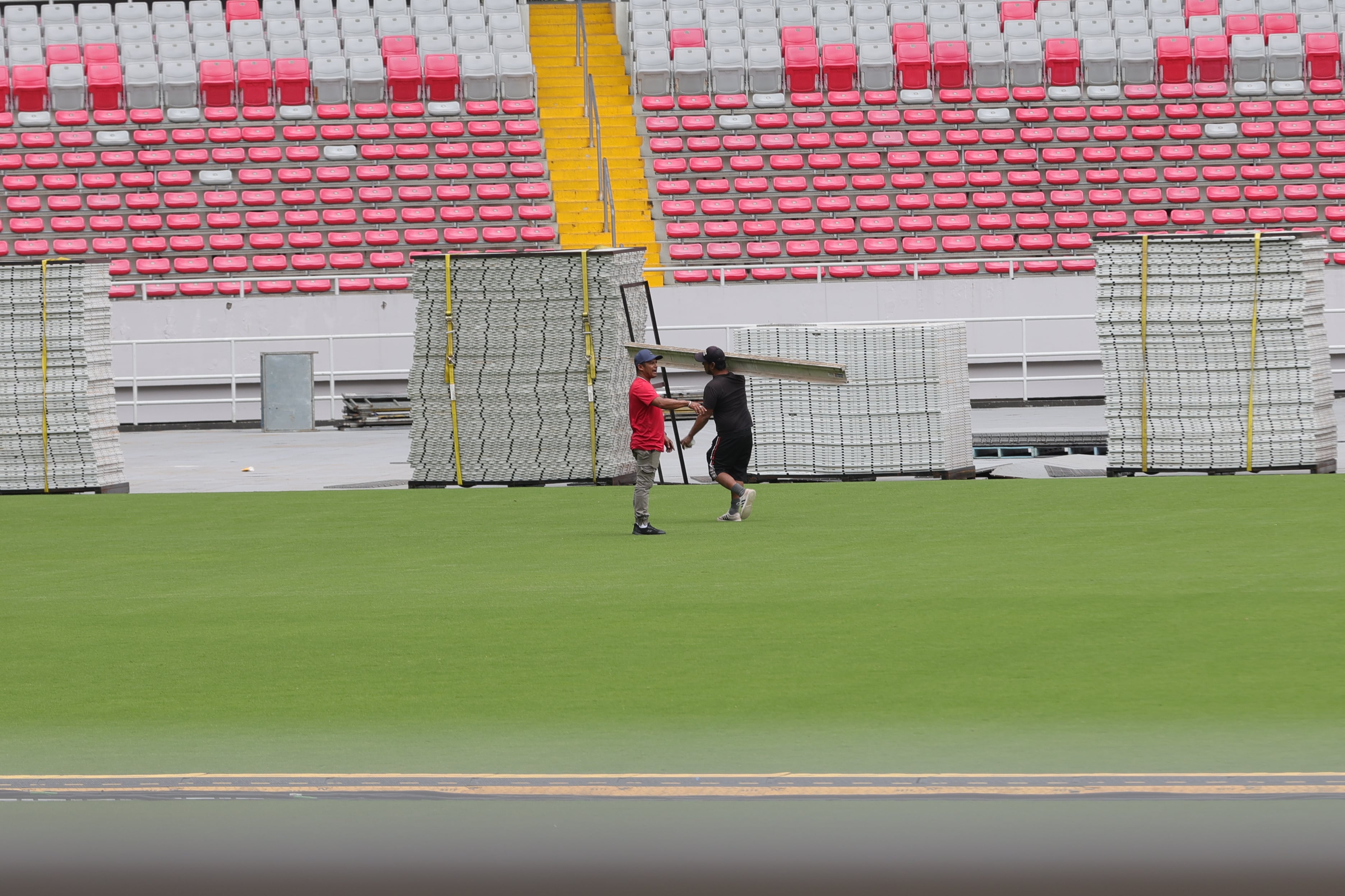 Retratos de Don Stock Well tarimas de montaje de concierto de Gun’s and Roses / foto John Durán