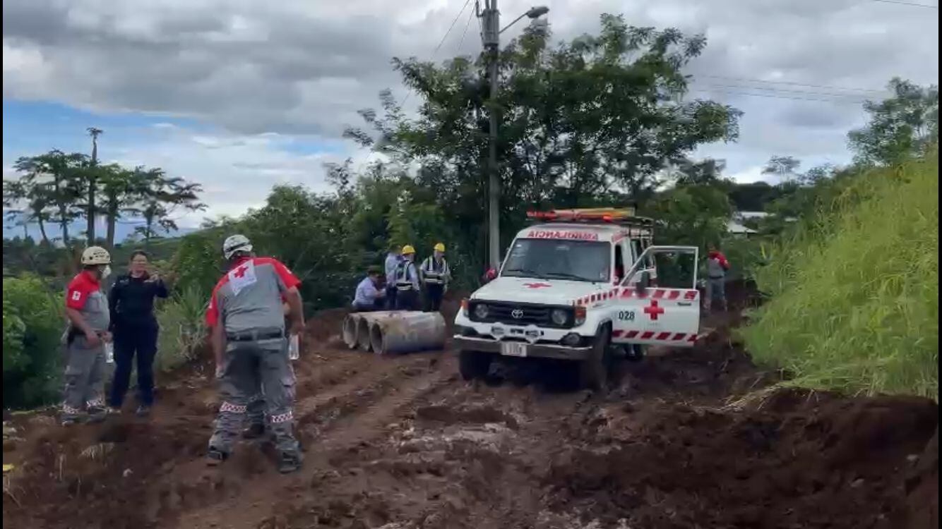 Trabajador muere enterrado por terraplén en Grecia. Foto Cruz Roja.