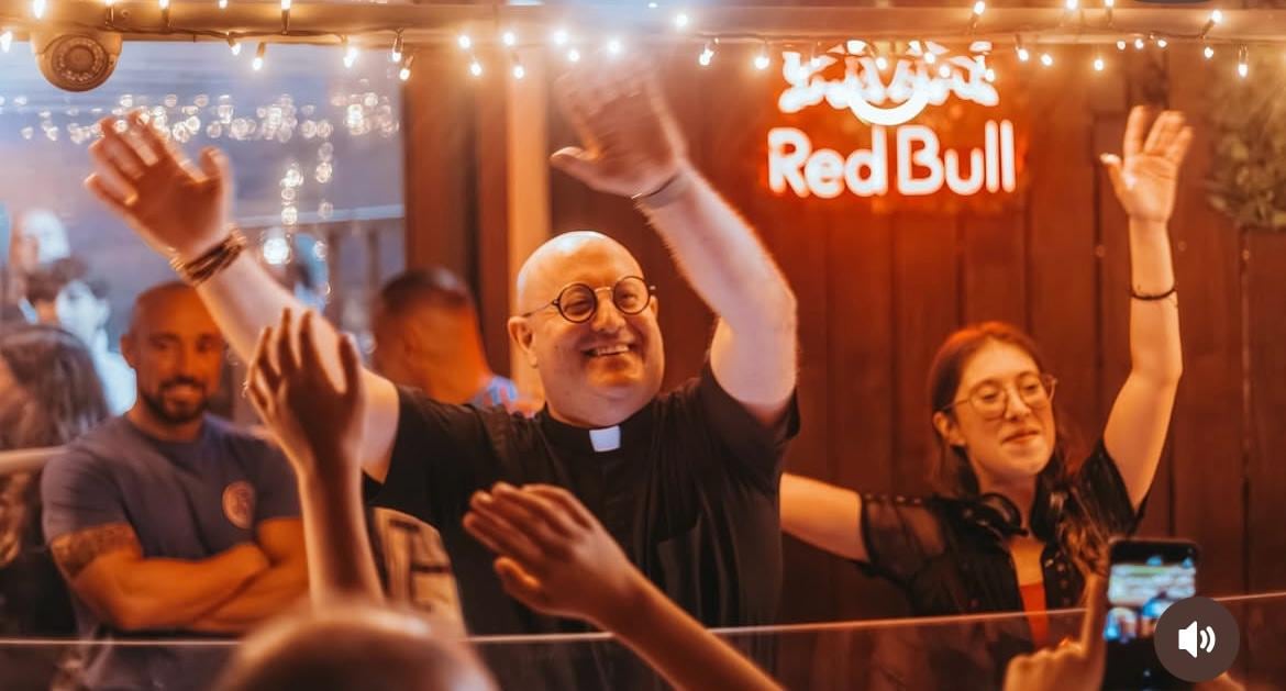 Padre Guilherme, “El Cura Dj”