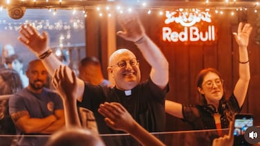 Padre Guilherme, “El Cura DJ”, disfrutó Costa Rica y hasta se reunió con un obispo tico