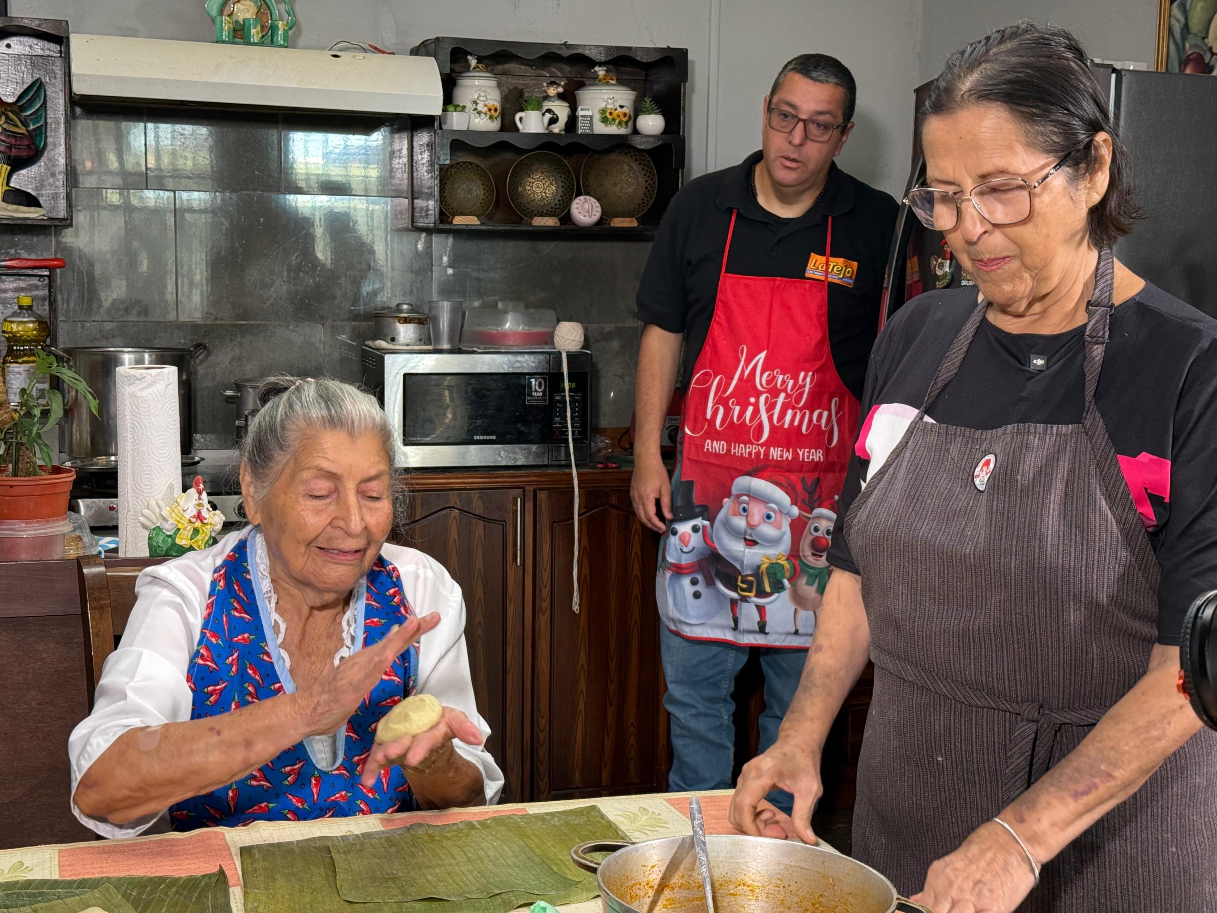 “Cazador de tamales” es el especial navideño que nos llevó a cuatro hogares costarricenses en busca del tamal más sabroso. En la foto doña María Luisa Herrera y su hija Lilliam Herrera.