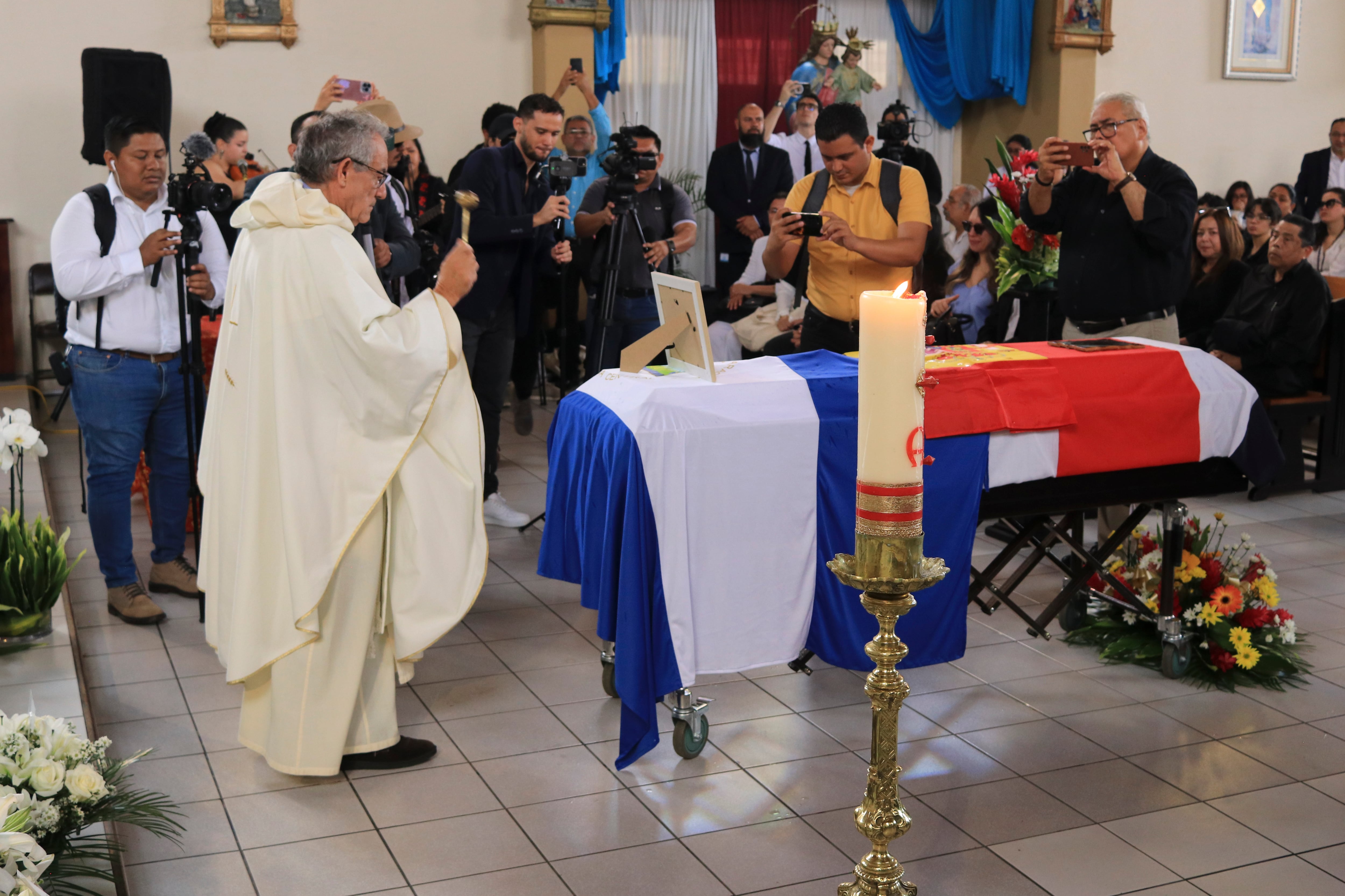 जून 22, 2025 सॅन जोस, इग्लेसिया दे लास ॲनिमास माजी निकारागुआ लष्करी माणूस रॉबर्टो सॅमकम यांचे अंत्यसंस्कार, जे 2018 पासून कोस्टा रिकामध्ये निर्वासित आहेत. छायाचित्रण: जोनाथन जिमेनेझ फ्लोरेस