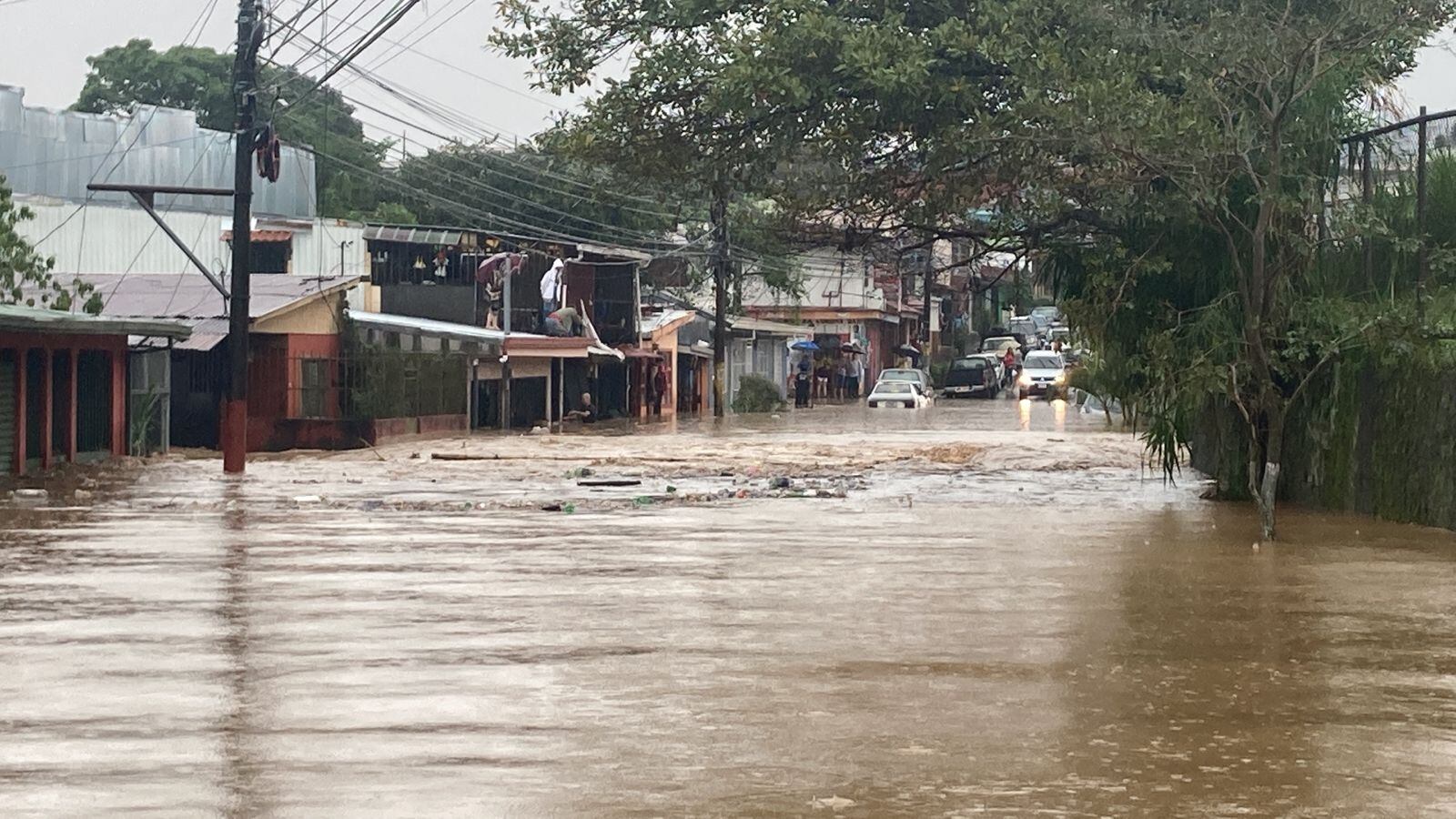 Desbordamiento del río Cucubres causa inundaciones en Desamparados.
