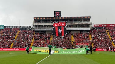 Alajuelense da la cara ante situación de jovencita que dejaron en ropa interior en el Morera Soto