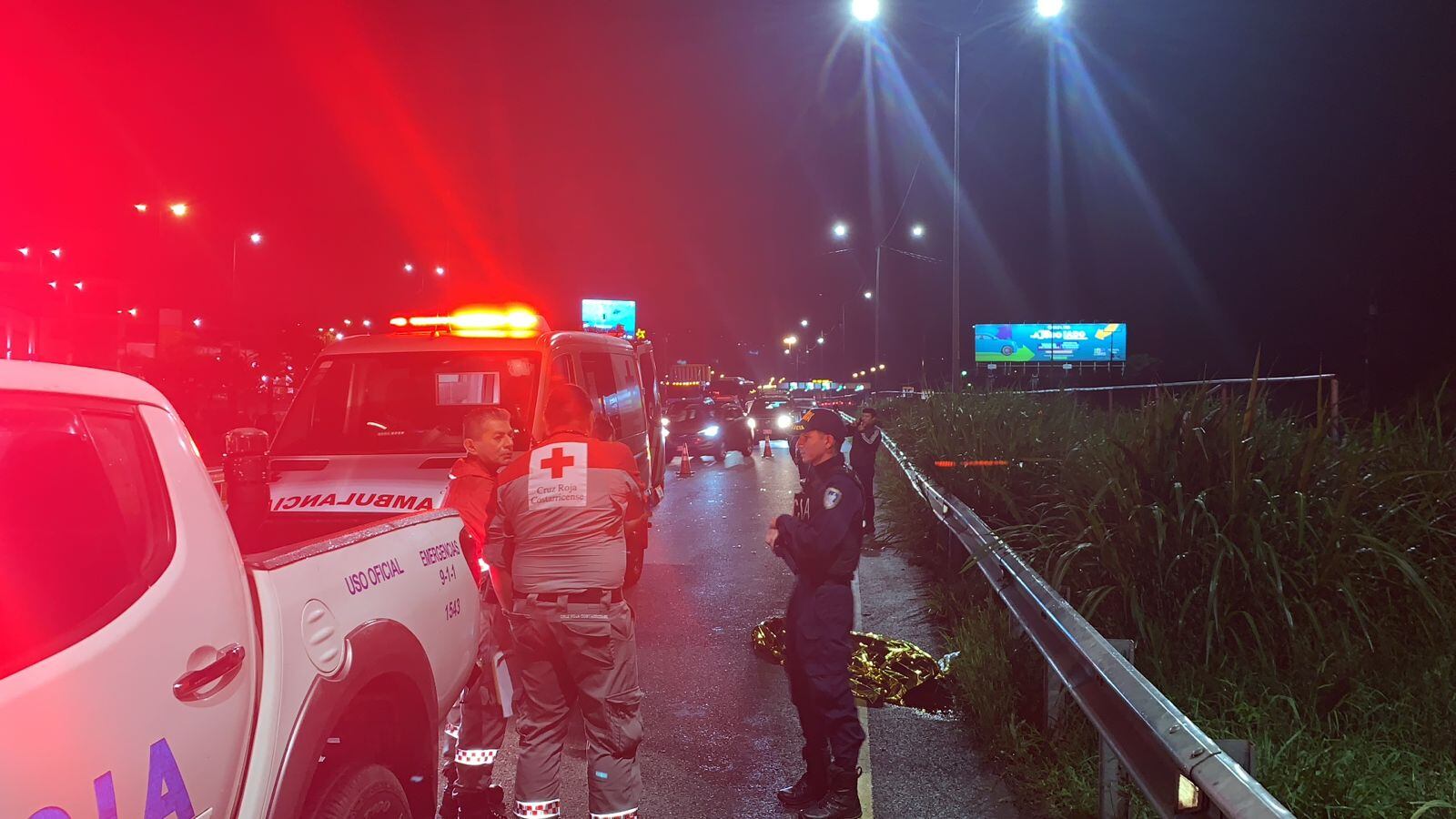 El hombre murió atropellado cuando, en apariencia, trató de cruzar la transitada autopista. Foto cortesía.