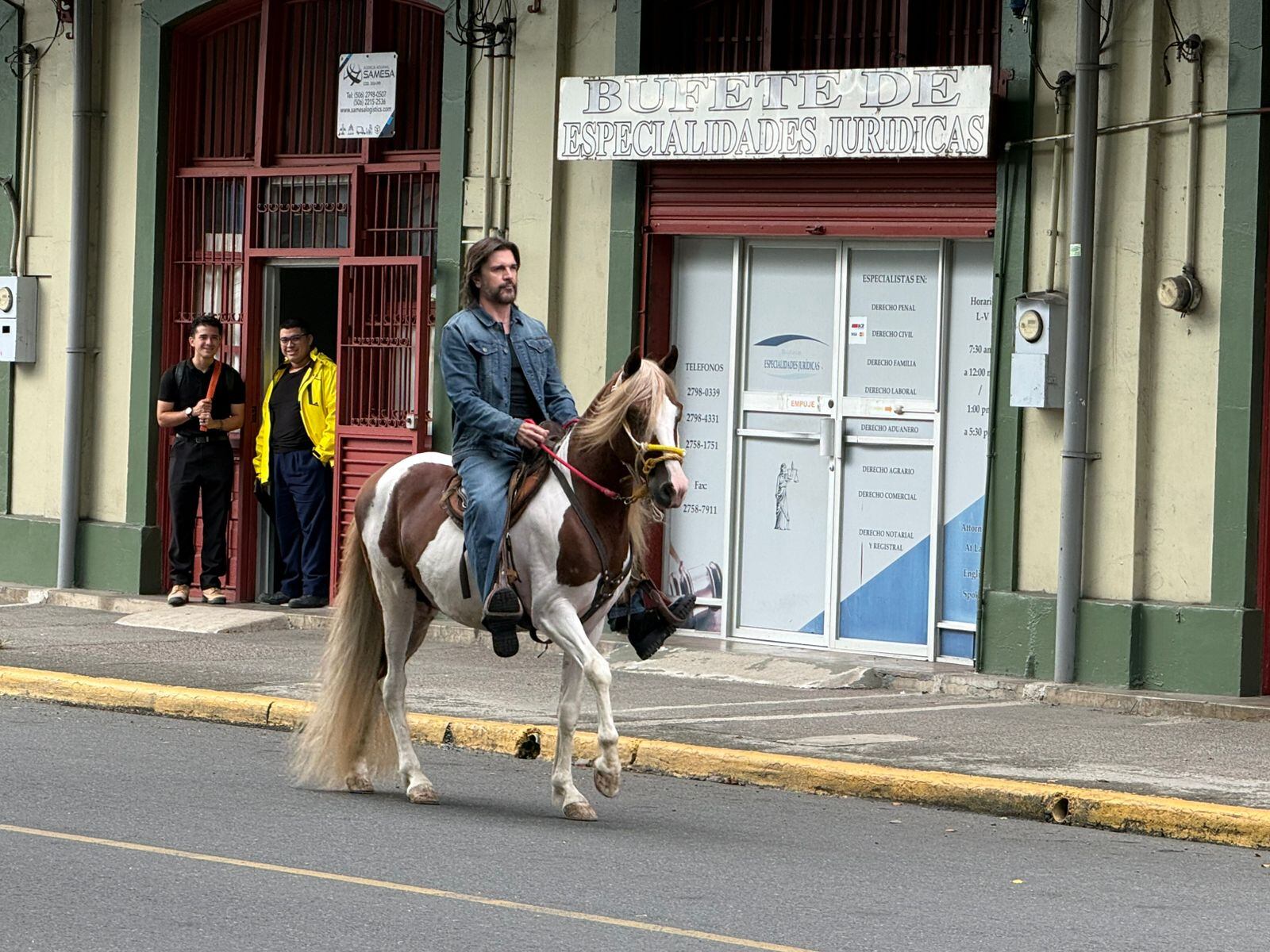 Juanes en Costa Rica, el cantante colombiano está este 10 de octubre de 2025 grabando por el parque Vargas su nuevo videomusical.