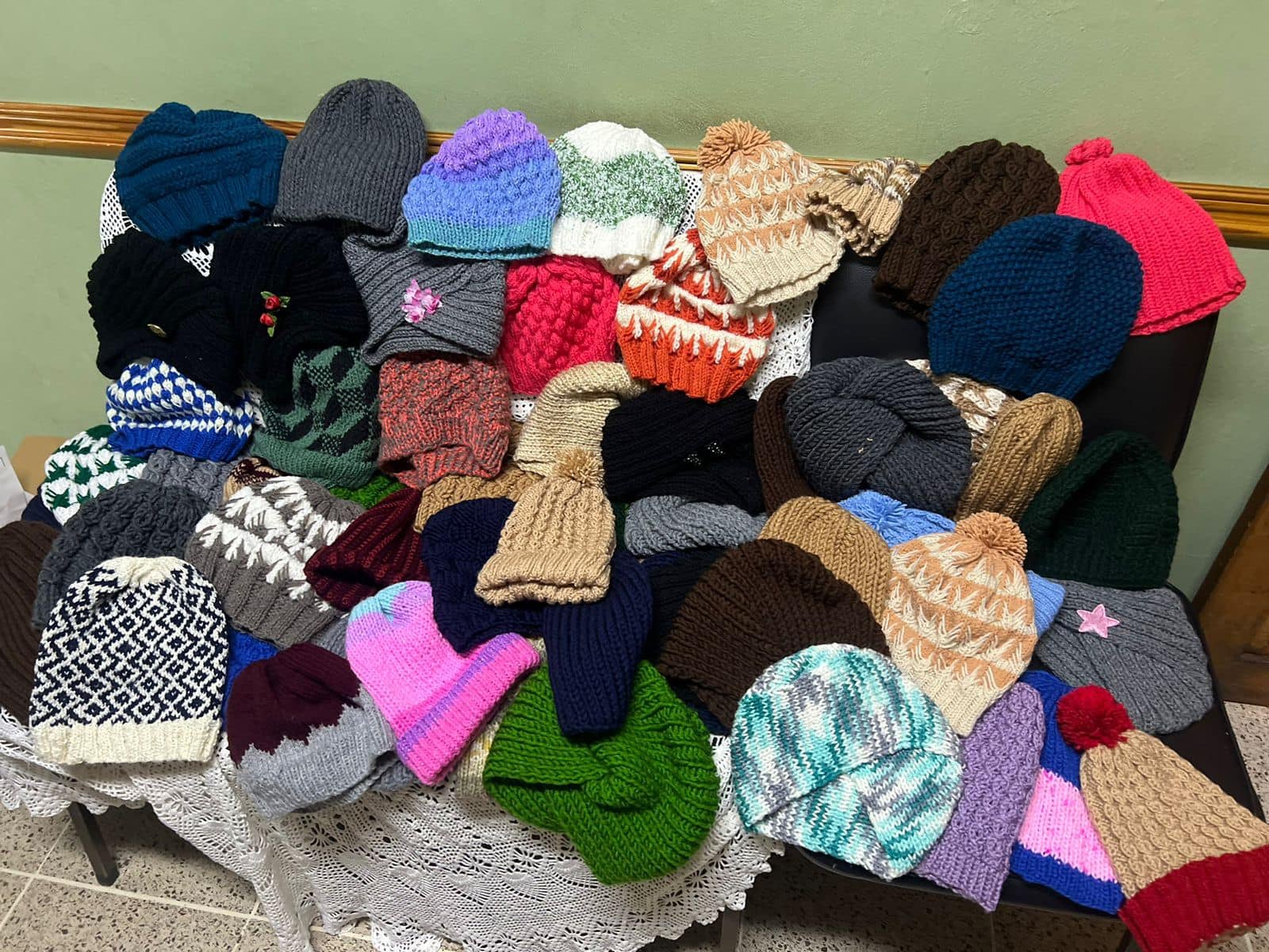 Jeannette Vargas y sus amigas del grupo de tejido hacen más de 40 gorritos para donarlos a diferentes hospitales para los pacientes que están en quimioterapia.