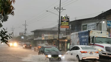 Fuertes lluvias obligan a evacuar familias, dañan viviendas y cierran la ruta 32