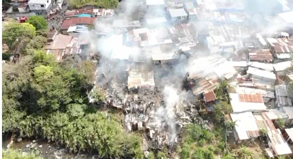 Varias casas ardieron en el incendio en Alajuela