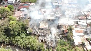 Gran incendio afecta varias viviendas en el precario Laura Chinchilla en Alajuela