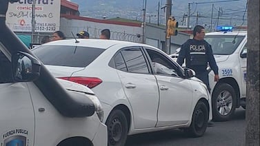 Balacera cerca de polideportivo de Cartago deja un hombre muerto dentro de carro y otro herido de gravedad